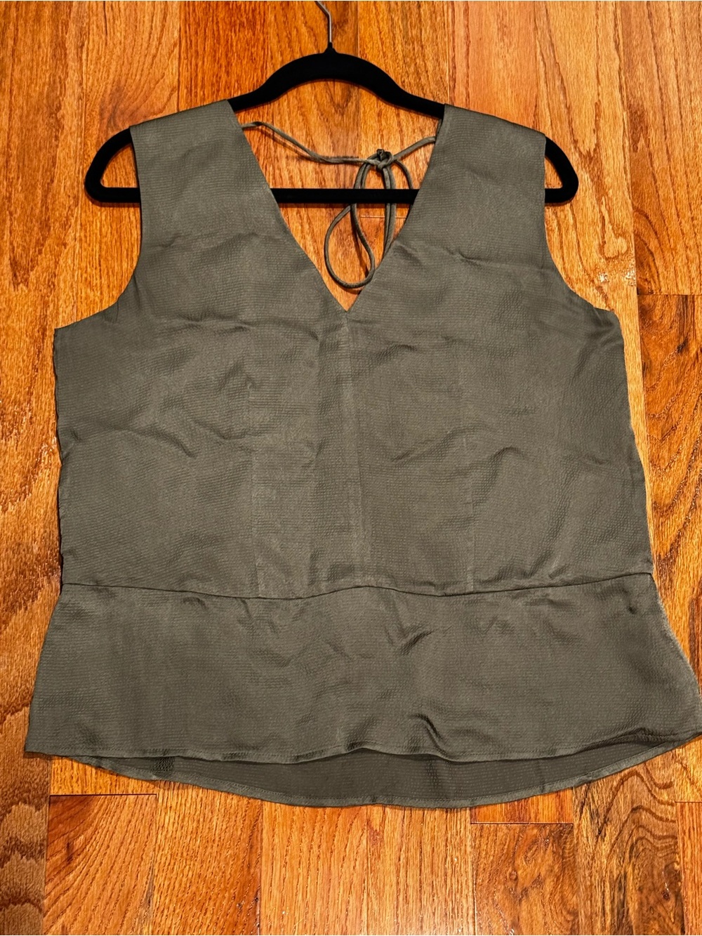 Everlane The Satin V-Neck Sleeveless Top Kalamata Size Medium - Picture 6 of 6